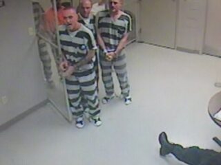 VIDEO: Gevangenen ontsnappen uit cel om cipier te redden