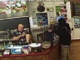 VIDEO: Gewapende overvaller compleet genegeerd door verkoper