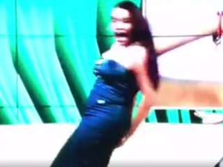 Britse tv-persoonlijkheid twerkt jurk kapot