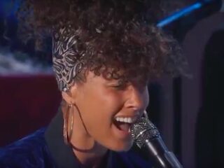 Alicia Keys draagt krachtig optreden op aan alle vrouwen