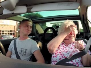 VIDEO: Kleinzoon heeft emotionele verrassing voor jarige oma