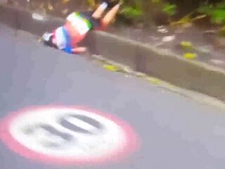 VIDEO: Horrorcrash voor wielrenster die eerste staat