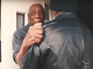 VIDEO: Man gaat na 44 jaar in de gevangenis op zoek naar familie