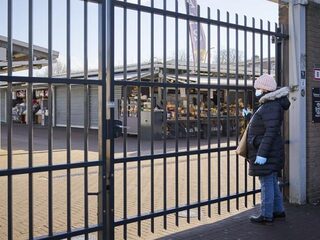 Burgemeester sluit Haagse Markt per direct door 'drukte'