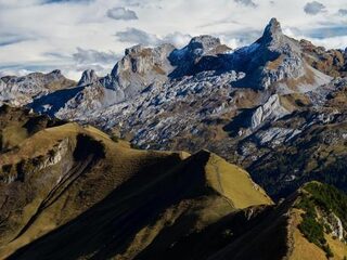 Mannen zijn zo high dat de politie ze van een bergtop moet redden