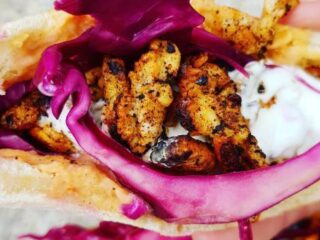 Halloumidöner gaat in broodjes en wraps over de toonbank in Liverpool