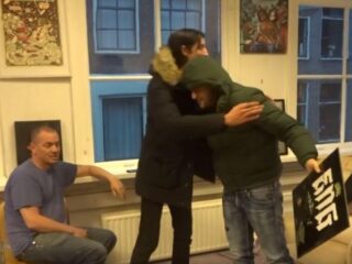 Ismail Ilgun verrast Lijpe met Gouden Plaat voor 'Eng'