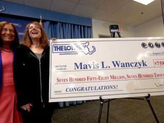 Vrouw (53) wint grootste Amerikaanse loterijprijs ooit