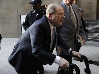 Schuldig bevonden Harvey Weinstein naar ziekenhuis gebracht