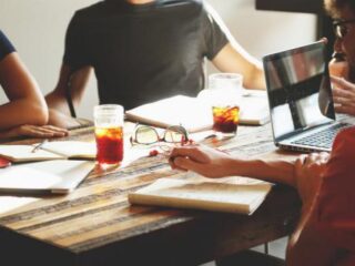 Werknemers geven vakantie-uren weg om collega tijd te geven met zieke zoon