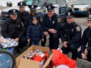 Politie verrast kind van vermoorde moeder met kerstcadeautjes