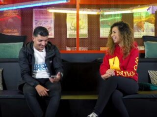 Ouassima kijkt in de telefoon van: Woenzelaar