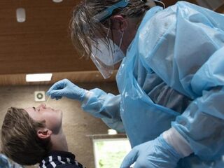 Aantal coronabesmettingen daalt tot laagste niveau in 3 weken