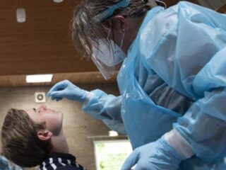 Aantal coronabesmettingen daalt tot laagste niveau in 3 weken