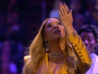 Beyoncé geeft prachtig eerbetoon aan Kobe en Gianna Bryant bij emotionele herdenkingsceremonie