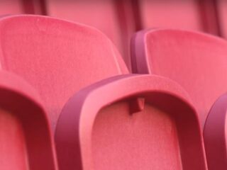 Rotterdamse kroegbaas wil toiletbrillen maken van oude Ajax-stoeltjes