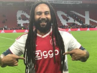 Ajax-publiek zingt Three Little Birds voor zoon Bob Marley