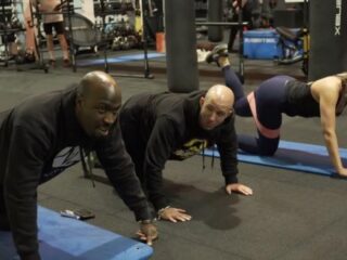 JayJay Boske en Fernando gaan gehandboeid met elkaar de gym in