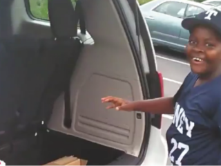 Vader 'vergeet' verjaardag zoon en geeft hem ontroerende verrassing