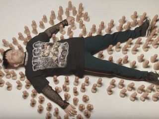 Lil Kleine en Mr. Polska gaan 'Hop Hop Hop' in galop in raarste clip ooit