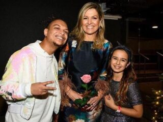 Ronnie Flex treedt op met 11-jarige Aaliyah tijdens Kerst Muziekgala