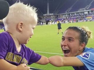 Peuter en voetbalster met één arm gaan viral met inspirerende foto