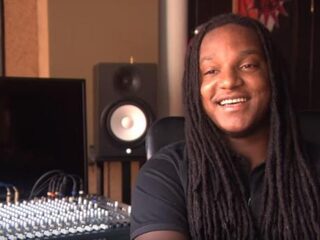 Jonna Fraser geeft uitleg over straattaal in zijn teksten in het Jeugdjournaal