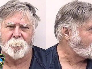 Bankovervaller deelt gestolen geld uit op straat