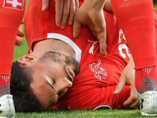 Georgische voetballer redt leven van Zwitserse tegenstander op het veld
