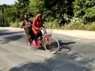 Indiaas meisje (15) fietst 1200 kilometer met gewonde vader achterop
