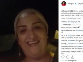 Ali B bezorgt tante schrik van d'r leven met ritje in Ferrari