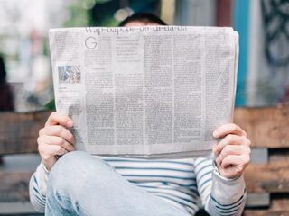 Is het nodig om iemands afkomst te vermelden in nieuwsberichten?