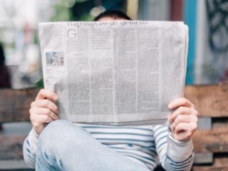 Is het nodig om iemands afkomst te vermelden in nieuwsberichten?