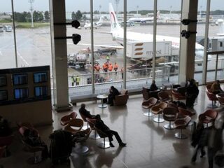 Vliegveld Parijs gedeeltelijk ontruimd door lichtgevende schoenen reizigster