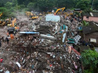 Tientallen mensen bedolven onder puin ingestorte flat in India