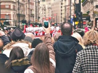 Vrouw steekt echtgenoot bijna dood omdat kerstcadeaus kopen te lang duurde