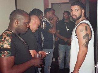 Drake tatoeëert portret van Lil Wayne op zijn arm
