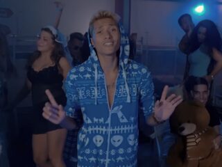 Nieuwe videoclip SuperSongDag winnaar Nigel Sean 'Slapen in de Club'