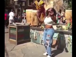 Serena Williams showt Afrikaanse moves midden op straat