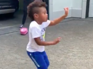 Ciara's zoontje doet overwinningsdansje om blij van te worden