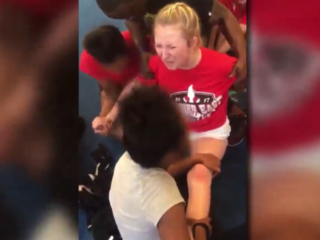 VIDEO: Meisjes worden gedwongen om pijnlijke spagaat