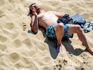 13 mensen die vannacht op strand in Scheveningen sliepen, hebben boete gekregen