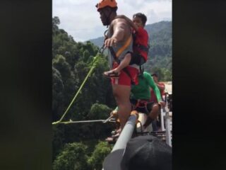 Deze vaders springen van een brug met hun kleuters