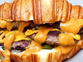 De cheeseburger croissant