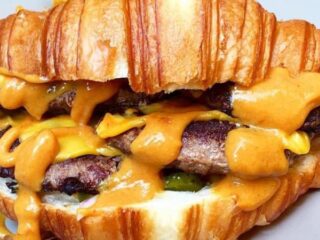 De cheeseburger croissant