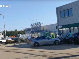 Auto rijdt publiek in bij autoshow in Purmerend: drie gewonden