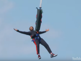 Will Smith springt uit helikopter voor 50ste verjaardag