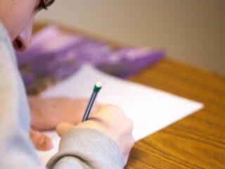 Gezakte scholier eist herexamen in de rechtbank