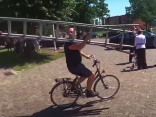 Glazenwasser gaat viral: 'Kale gek fietst zo langs de koning'