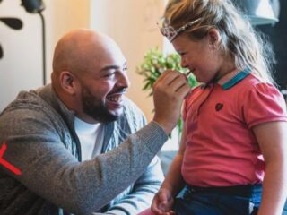 Qucee releast gevoelige tune met Tabitha voor dochtertje Mikayla